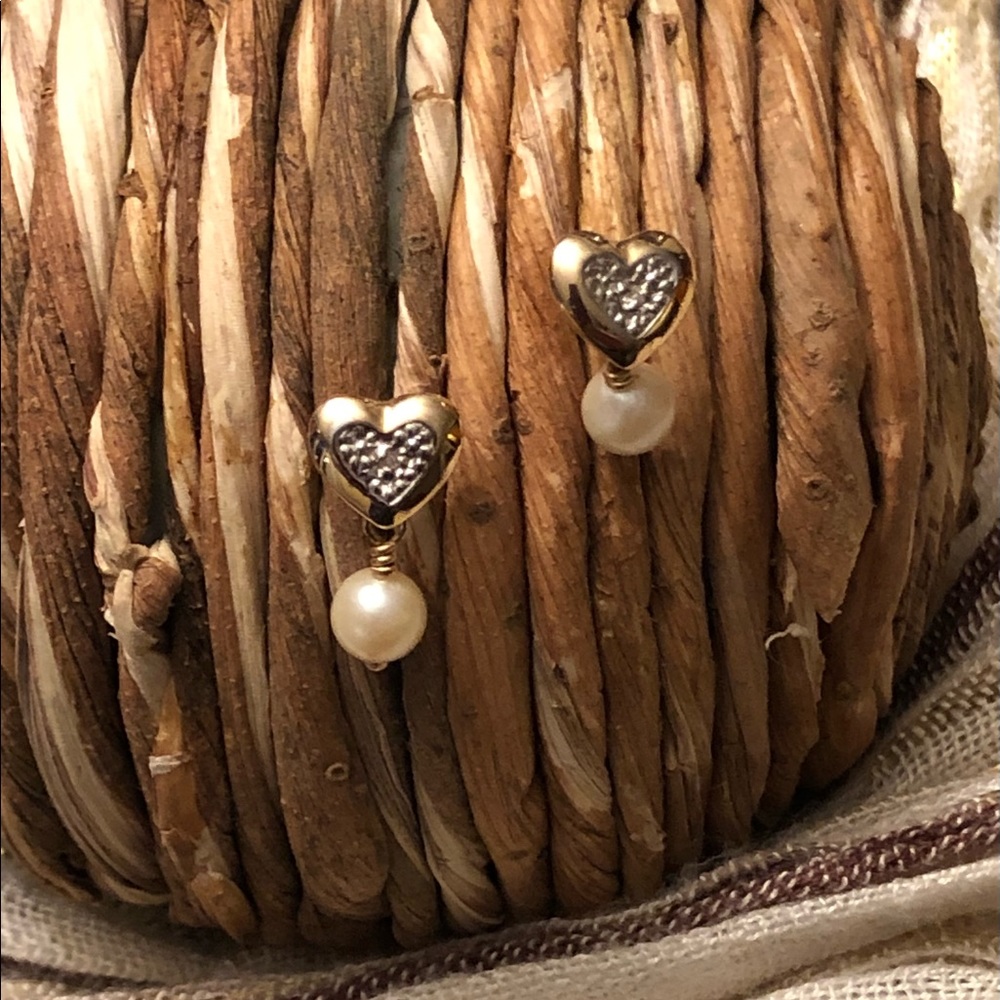 Gold Plated Stud Earrings With Pearl and Crushed Diamonds.